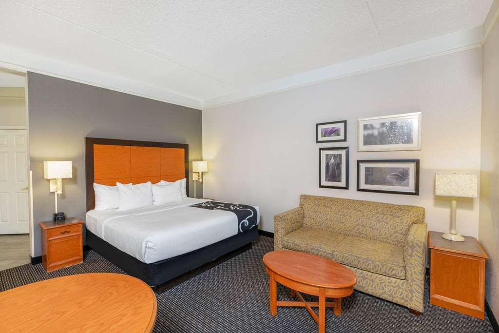 La Quinta By Wyndham Pueblo Hotel Room photo